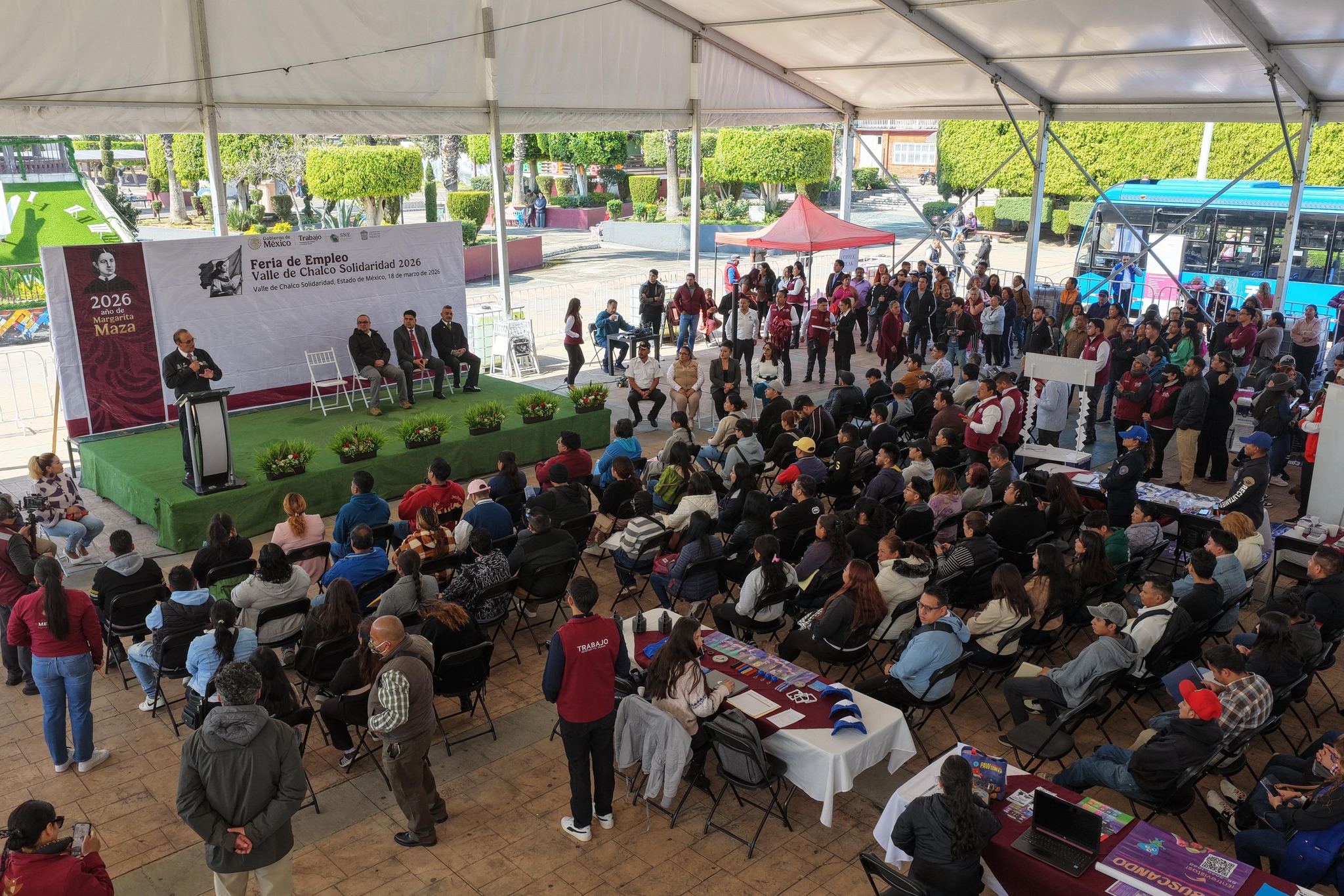 En Valle de Chalco  La primera feria de empleo ofertó cientos de vacantes en histórica jornada laboral.