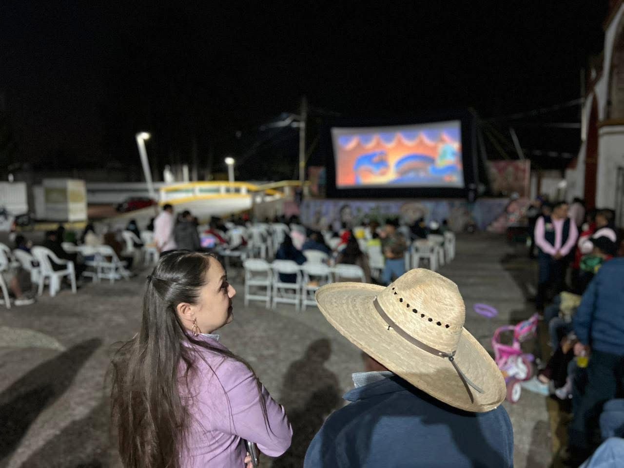 EN AMECAMECA, LA ALCALDESA IVETTE TOPETE LLEVA ALEGRÍA Y CINE A LAS NIÑAS Y NIÑOS DE ZOYATZINGO.