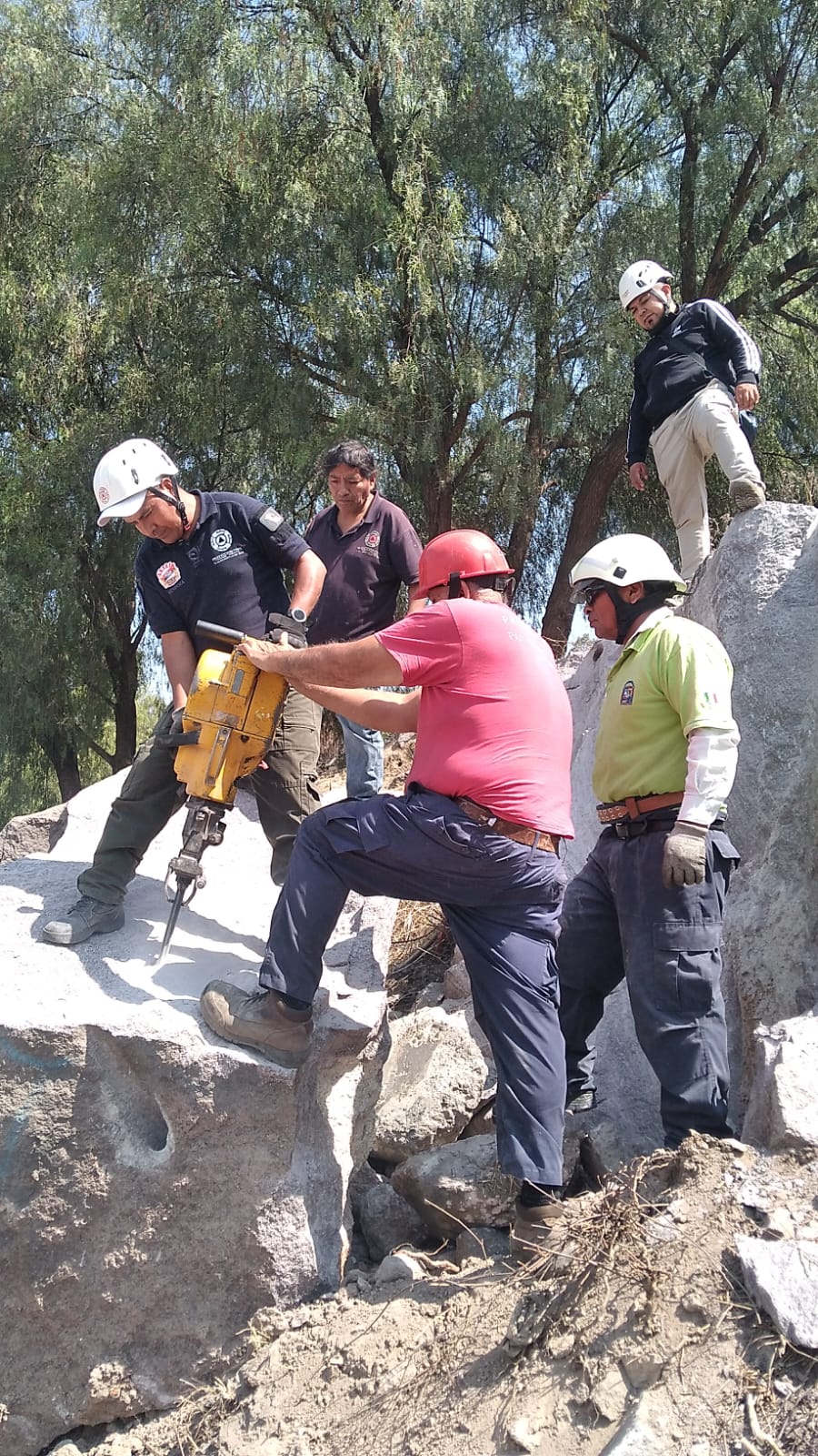 PERSONAL DE PROTECCIÓN CIVIL REALIZA LABORES DE MITIGACIÓN POR DESPRENDIMIENTO DE ROCA EN SANTA CECILIA