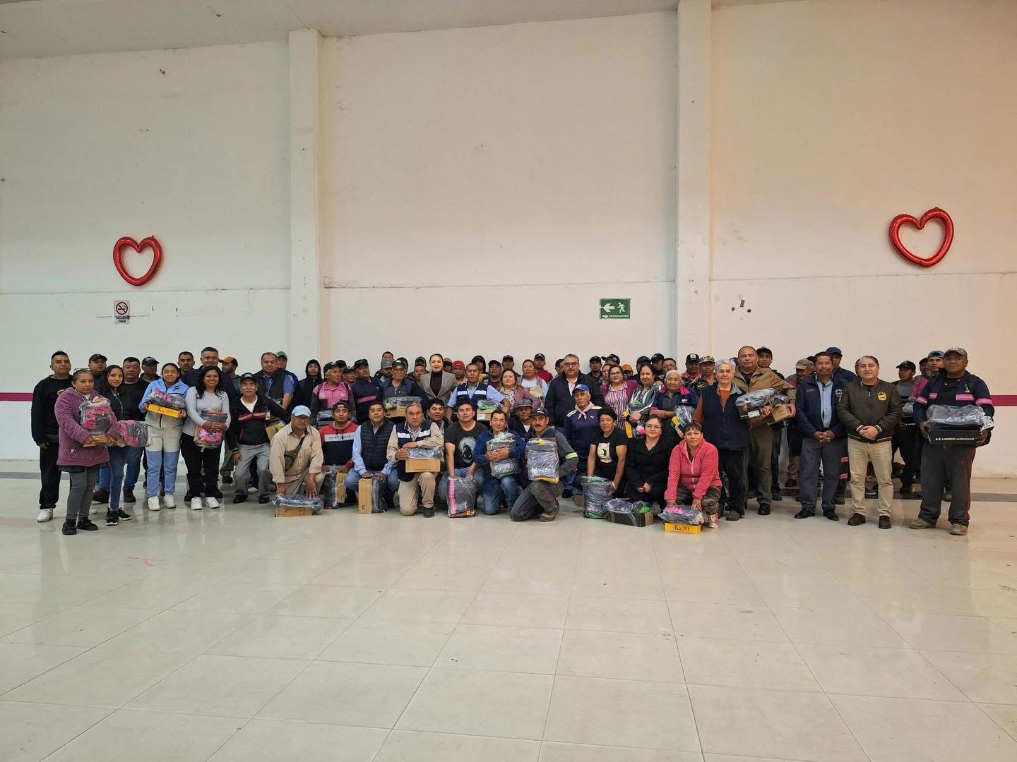 En Amecameca, La alcaldesa Ivette Topete entrega uniformes y equipo a personal de áreas de servicios.