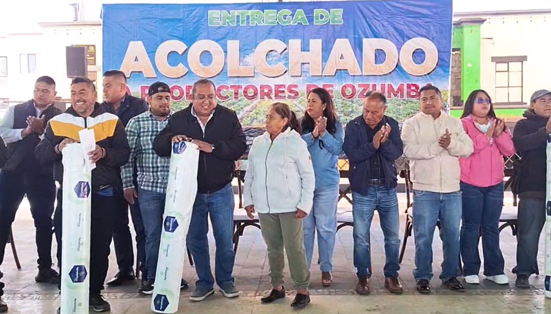 En Ozumba, El alcalde Ricardo Valencia Impulsa la producción agrícola con entrega de acolchado a productores.