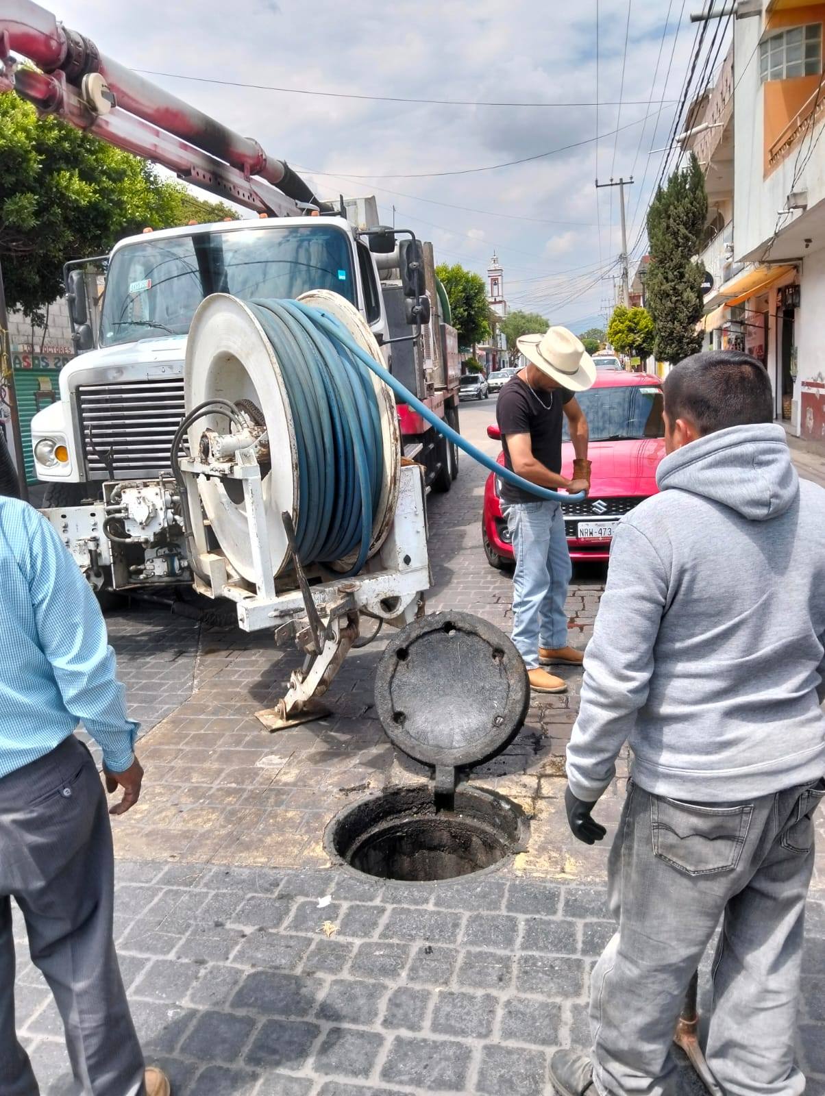 En Ozumba, El Gobierno Municipal realiza mantenimiento urbano y servicios básicos en diversas colonias.